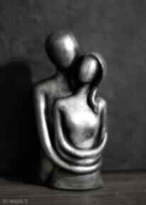 Rzeźba z gipsu, zakochani, jasne srebro, wys 11,2 cm dekoracje justyna jaszke walentynki