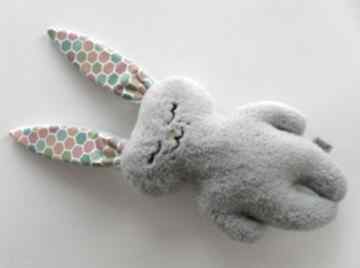 Luluś szary kolorowy miodek uszy maskotki mały artysta królik, króliczek
