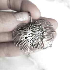 w kolorze srebrnym feme c680 artseko srebrne kolczyki, lekkie monstery, ażurowe liście