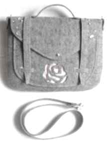 Kuferek z pudrową różyczką na ramię camshella róża