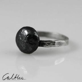 Pierścionek - pierścień srebrny: czarny, srebro, biżuteria caltha