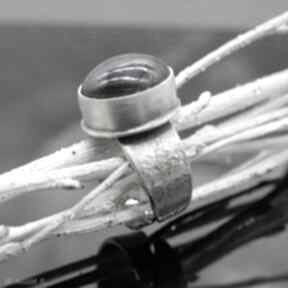 Surowy pierścionek z rubinem gwiaździstym - emily branicka art, regulowany, srebrny