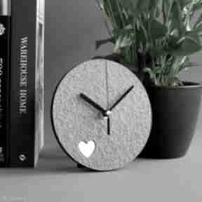 Szary z sercem dla ukochanej osoby zegary studio blureco minimalistyczny zegar, zero waste