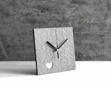 Szary zegar na walentynki zegary studio blureco z sercem, stołowy, romantyczny prezent
