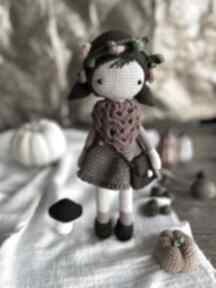 jesienna dziewczynka z wiankiem maseczka gucia loves kids lalka na szydełku, prezent