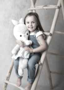 Przytulanka dziecięca królik w spódniczce maskotki atelier malego designu poduszka, pomysł