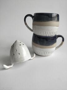 Zestaw dwóch kubków z zaparzaczem 2 kubki kate maciukajc do herbaty, kubek, ceramiczny