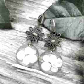 z hortensjami w k238 herbarium jewelry z kwiatami, biżuteria białe kolczyki, kwiaty w żywicy