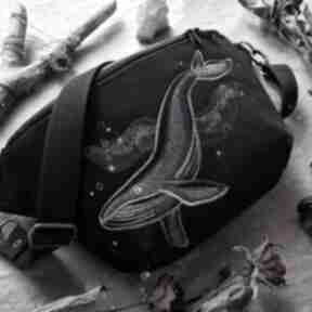 Nerka XXL wieloryb zapętlona nitka z haftem, kosmos - torebka na pas