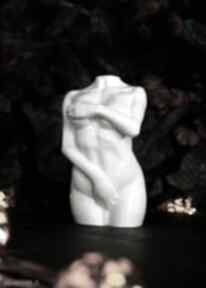 w bieli, wys 8,5 cm dekoracje justyna jaszke kobieta, biała figurka, kobieca rzeźba