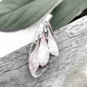 Wisiorek w kształcie skrzydełka z żywicy k31 wisiorki herbarium jewelry różowy, zawieszka