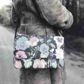 listonoszka z klapką na ramię torebki niezwykle elegancka, nowoczesna, kwiatki, bratki
