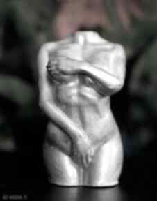 Rzeźba z gipsu - kobieta srebrna, wys. 8,5 cm dekoracje