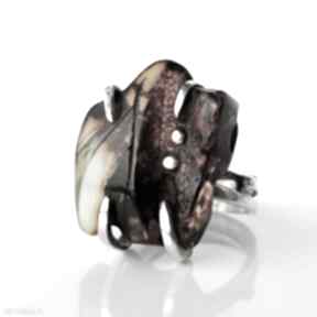 Magma srebrny pierścionek z bursztynem bałtyckim miechunka, z metaloplastyka srebro
