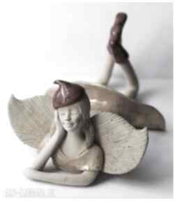 Anioł leżacy w beretce ceramika wylęgarnia pomysłów, aniołek