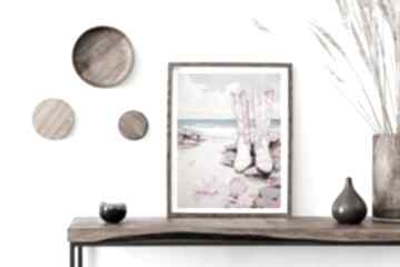 Różowy plakat w stylu boho girl - coastal buty kowbojki i plaża 40x53 cm plakaty annsayuri art