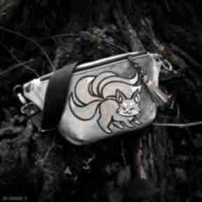 Pomysł na upominki. Nerka XXL kitsune zapętlona nitka z haftem - anime torebka saszetka