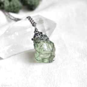 Green net - naszyjnik z kryształem w barwie zieleni naszyjniki pracownia miedzi, wisior