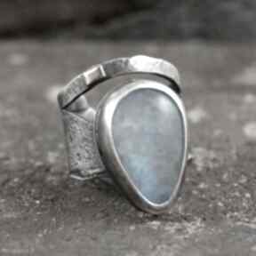Kamień księżycowy, złoto, masywny pierścionek atelier4 srebrny - oksydowany szeroka