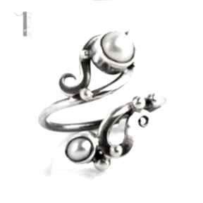 Sorbus z srebrny pierścionek perłami miechunka srebro, perły, naturalne, metaloplastyka