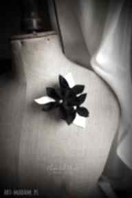 Black & white flower felt design broszka, czarny, biały, kwiaty, urodziny, prezent