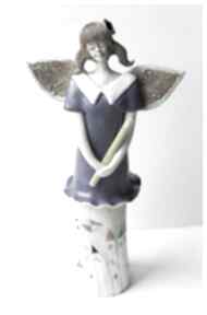 Anioł przedszkolanka w granatowej sukni dom wylęgarnia pomysłów ceramika