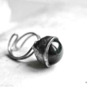 Black hole - awangardowy pierścionek z czarną szklaną kulą pracownia miedzi duży - na prezent