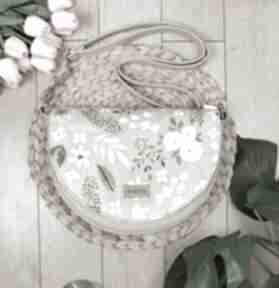 Torebka damska erin beżowa z klapką w listki i kwiaty na ramię kinga wodzak elegancka