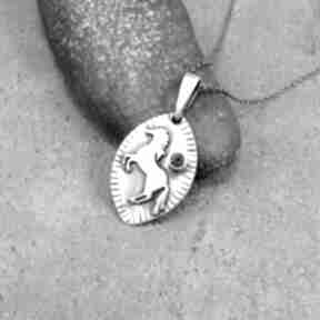 medalion z naszyjniki amade studio koń, konik, koniem, wisior, granat, srebro
