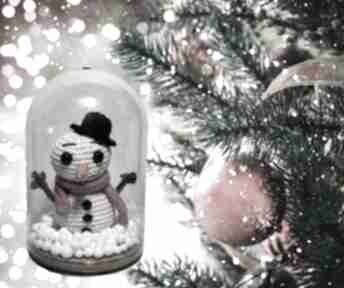 Pomysł świąteczny prezent? Piękna zimowa kula szydełkowym