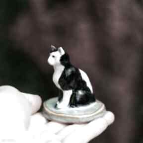 Figurka kota - ręcznie wykonana biało czarny kot ceramika