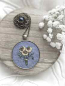 Naszyjnik słoneczniki z jaspisem na niebieskim tle pedzelek i nitka kwiaty, bukiet, sielskie