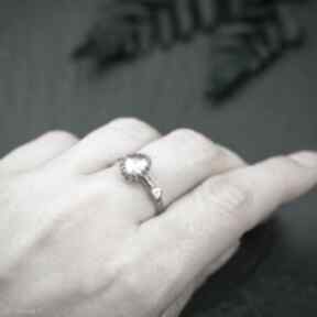 Srebrny pierścionek. Z turmalinem: zdobiona obrączka - romantyczny złote serduszko. Pracownia
