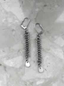 Wiszące kolczyki chainmaille ze stali chirurgicznej z zawieszką masy perłowej morana, styl
