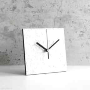 Minimalistyczny biały zegar z papieru recyklingu zegary studio blureco, nowoczesny stojący
