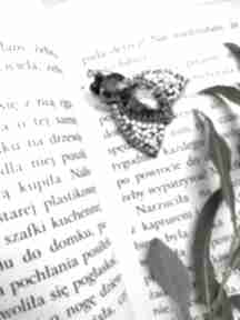 Szara broszka mucha owady aura accessories, biżuteria muha, z koralików - haftowana