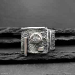 Pierścionek z surowym diamentem zofia gladysz, szeroki pierścień, srebrny surowy