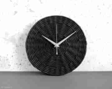 Czarny zegar ścienny z ekologicznej wikliny zegary studio blureco minimalistyczny