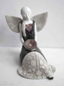 Anioł rozłożysty z gerberą ceramika wylęgarnia pomysłów, aniołek