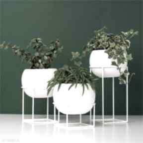 Zestaw doniczek ceramicznych na stojakach metalowych pylon białe dom dekorn kwietniki