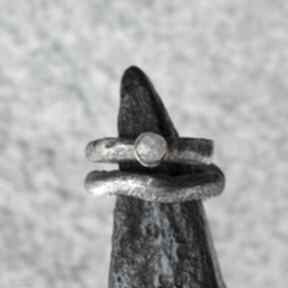 Masywny pierścień, surowy diament - srebro i - złoto oksydowane pierścionek