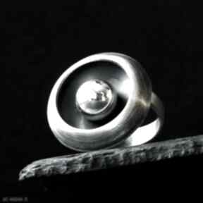 Srebrny oksydowany pierścionek matowy z kulką shambala geometryczny, nowoczesny regulowany
