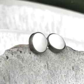 Srebrne z białymi perłami d120 artseko białe perły, eleganckie sztyfty, perłowe minimalistyczne