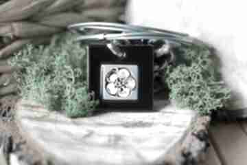 Naszyjnik ze szklanym wisiorkiem 1 beezoo z wiisoirek szkła, malowane, kwiat