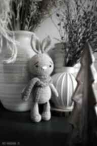 Pomysły na prezenty pod choinkę: bezowy szydełkowy króliczek maskotki miedzy motkami prezent