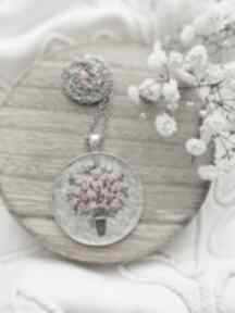 Naszyjnik bukiet wielobarwny z koralem na jasnoszarym tle pedzelek i nitka kwiatów, biżuteria