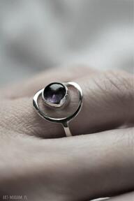 Srebrny minimalistyczny pierścionek z ametystem dziki królik - geometryczny, minimalizm