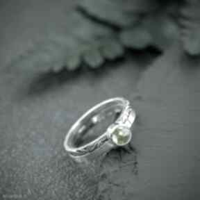 Srebrny pierścionek z oliwinem i podwójną obrączką, zielonym oczkiem pracownia bellart zielone