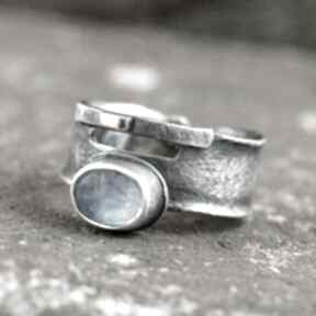 Kamień księżycowy, złoto - oksydowany pierścionek atelier4, srebro