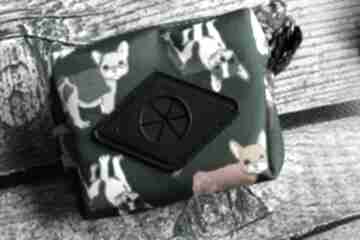 Saszetka na kupoworeczki # buldogi zielone zwierzaki furmanki szyja psy, pies, akcesoria
